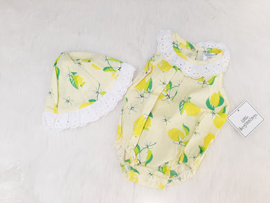 Mameluco y gorro estampado amarillo
