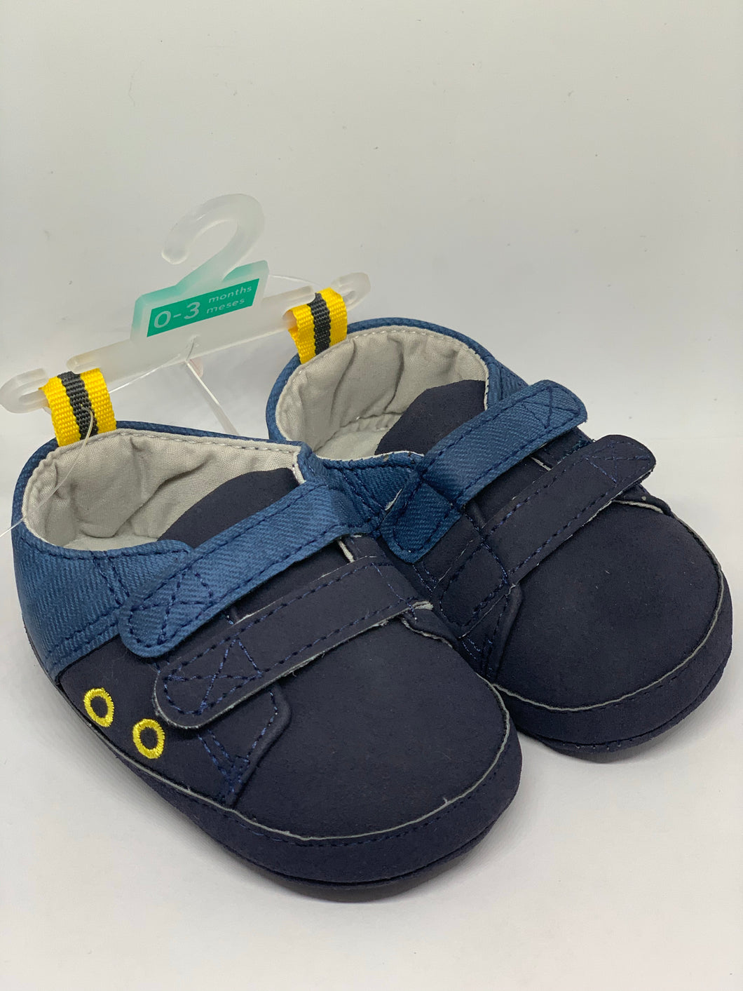 Zapatos adhesivo azul y amarillo