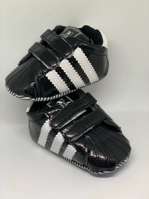 Tenis negro bebé
